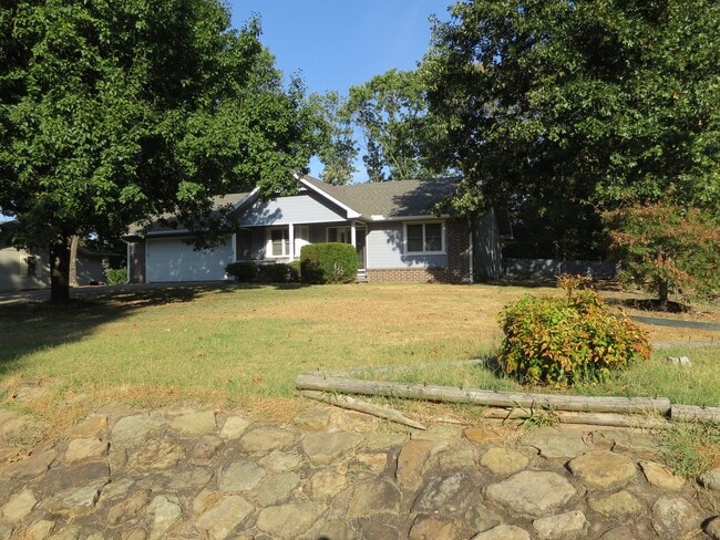 17 Constance Cir
