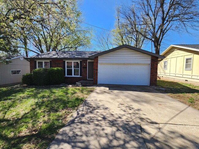 Spacious 3-Bedroom, 1.5-Bathroom Home AVAI... - Spacious 3-Bedroom, 1.5-Bathroom Home AVAI...