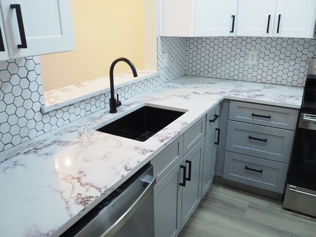 Photo - 962 S Weatherred Dr