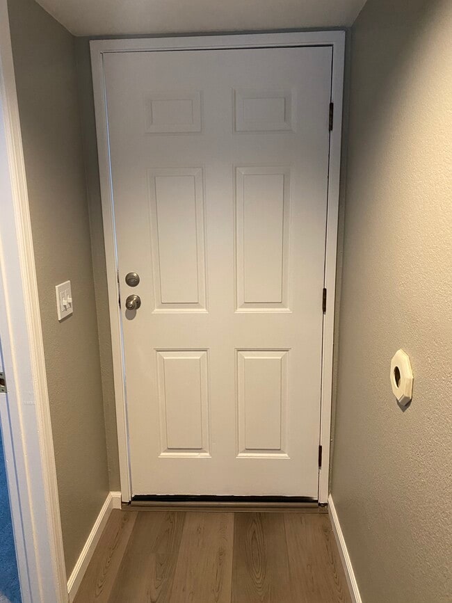 Front door closed from inside - 443 Willow Ave Unidad 443