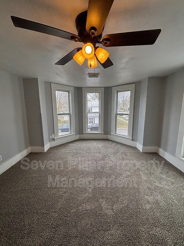 Photo - 703 E 4th St