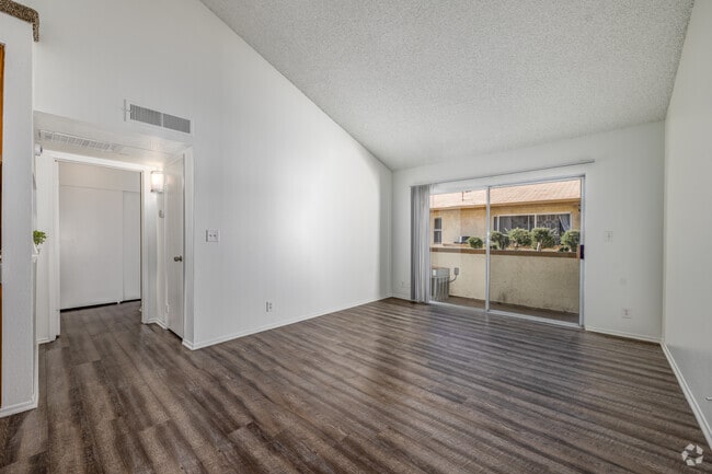 1BR, 1BA - 770SF - Living Room