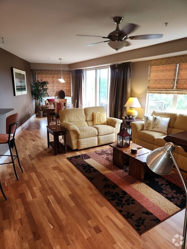 Building Photo - LOCATION, FULLY FURNISHED and LUXURY! Cher... Rental
