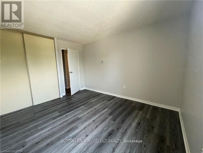 Photo - 204 - 135 BASELINE ROAD Unit 204
