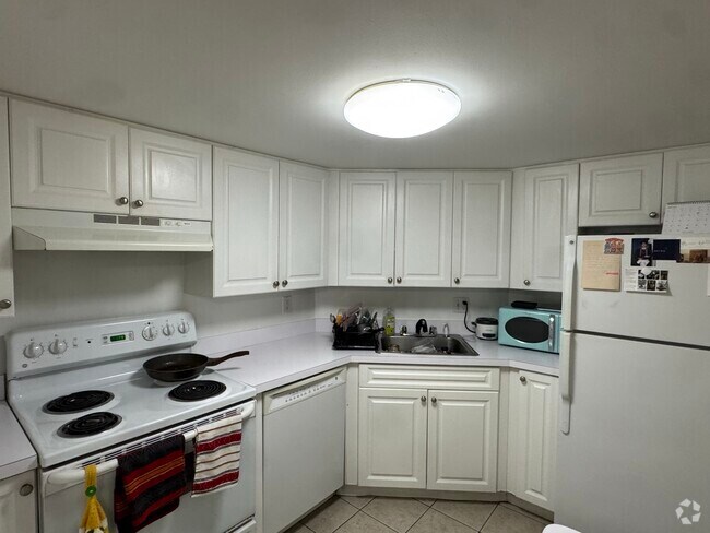 Building Photo - 1533 Beacon St Unit 2A Rental
