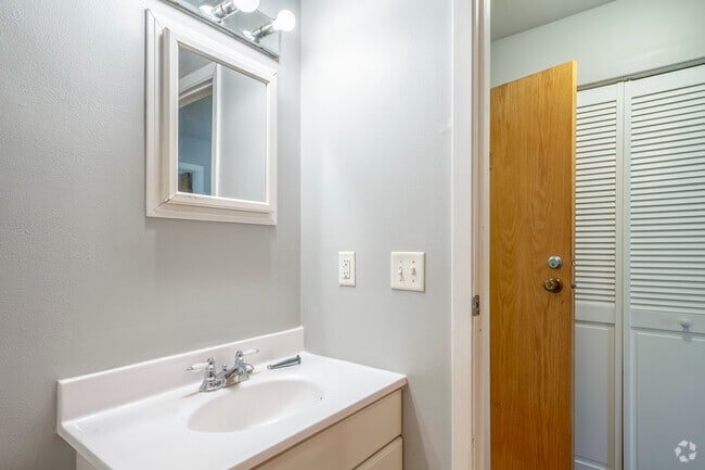 1BR, BA - 550SF - Bathroom