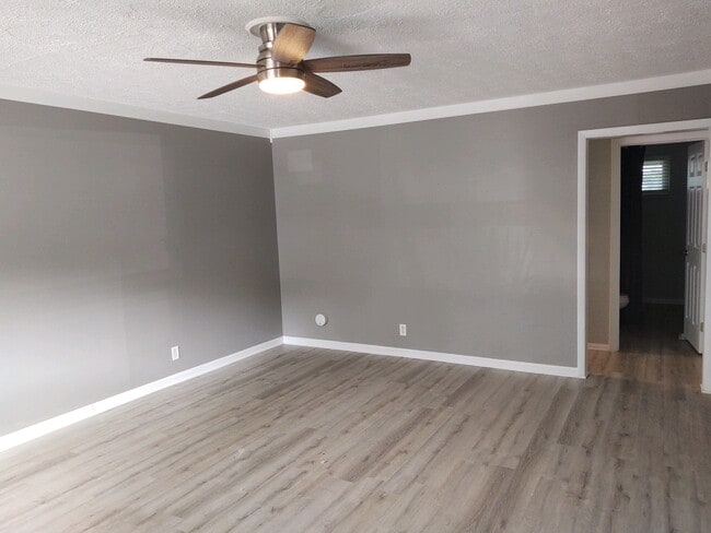 La escuela Montessori of Alameda 21st Century ofrece educación desde preescolar hasta tercer grado en Cully. - 140 Maple Dr