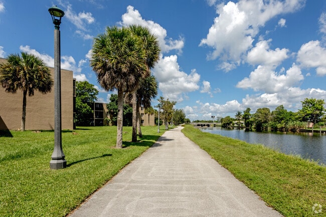 Walking Trail - Hawaiian Palms Unit D316