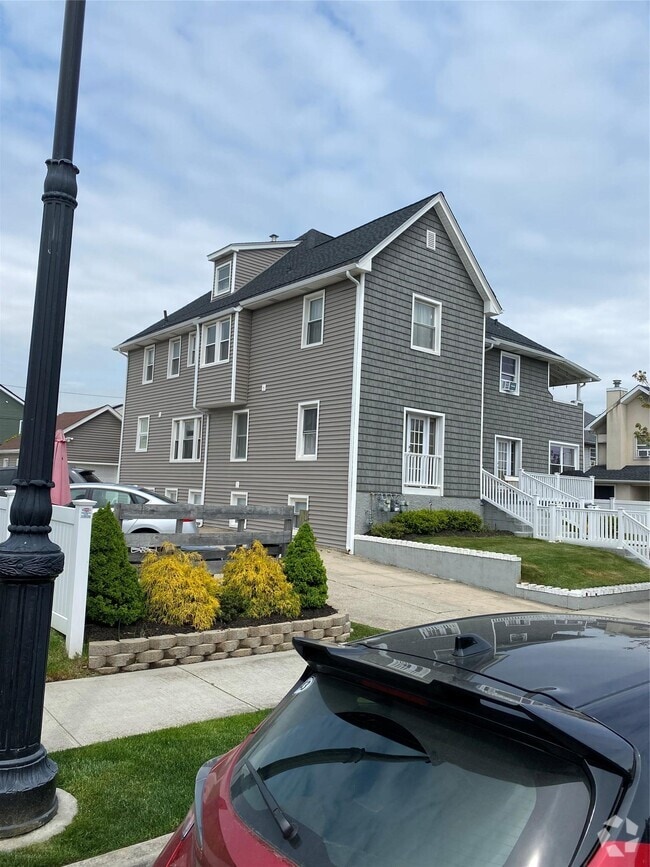 Building Photo - 265 E Chester St Rental