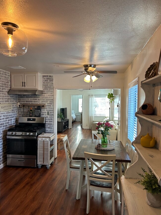 Photo - 3570 Caspian Ave