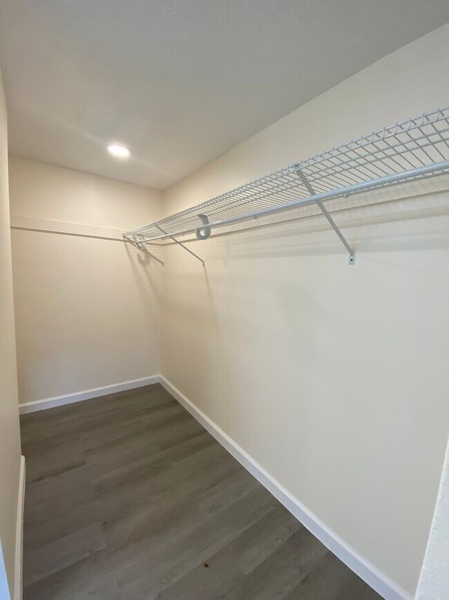 NEWLY RENOVATED 2 BED 2 BATH CONDO NEAR UC... House Rental in
