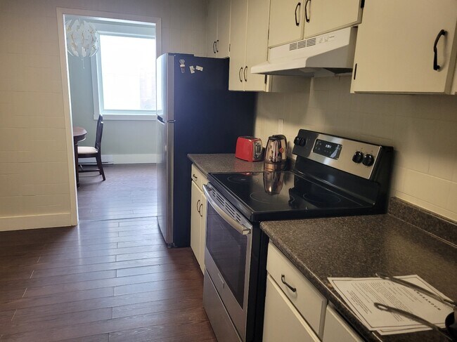 Photo - 1074 Wellington St