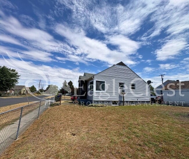 Charming 2-Bedroom Home with Modern Finishes & Open Yard