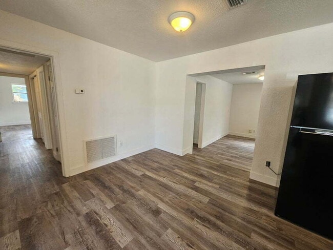 Photo - 1040 Hickory Ln