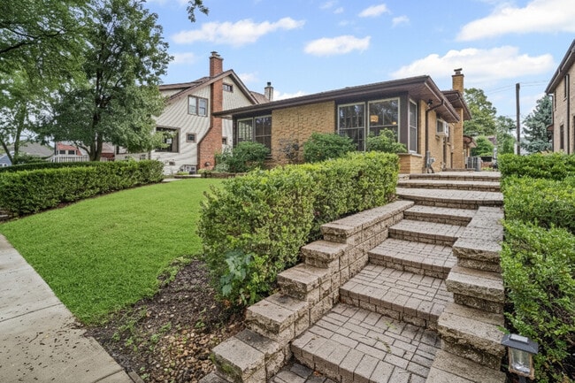 Building Photo - 421 N Elm St