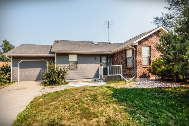 Building Photo - 904-906 Camelot Ct. Unit 904