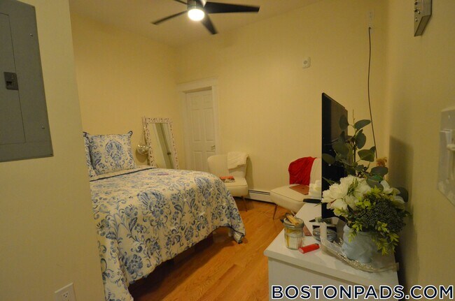 Photo - 79 Westland Ave Unidad 16