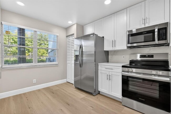 Building Photo - 12500 SW 5th Ct Unit 109M