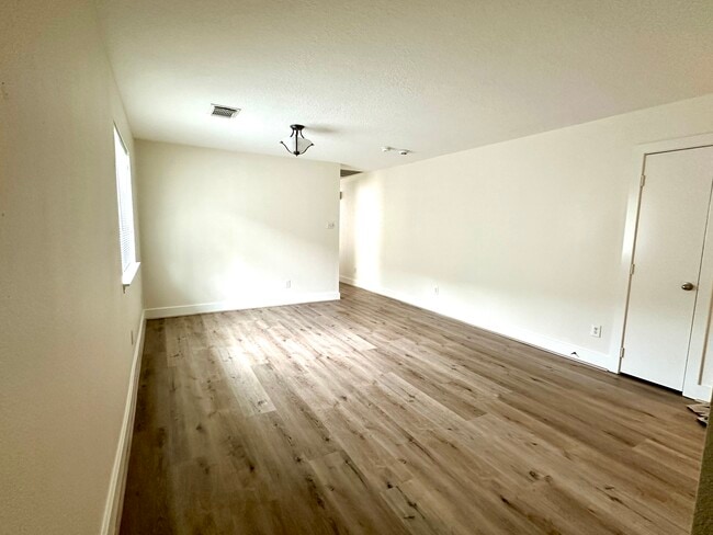 Photo - 3 bed 2 Bath in Sienna