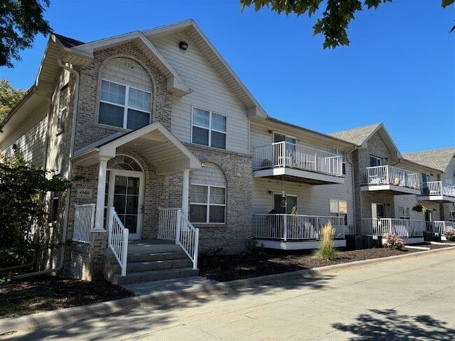 Photo - Square 131 - 4860 - 5 Plex