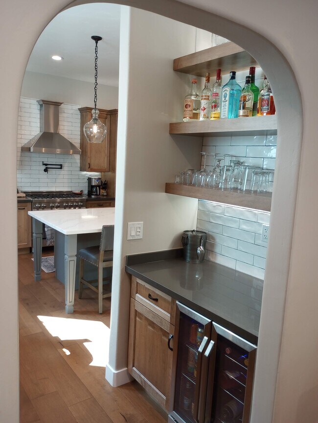 Dry bar - 1580 McDaniel Ave