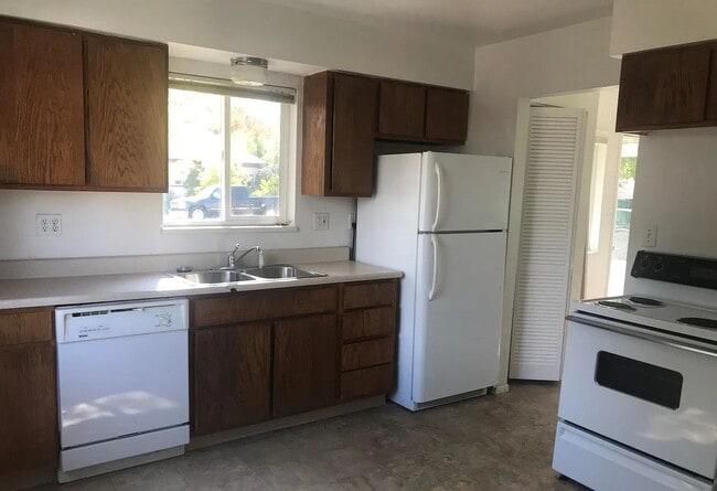 Photo - 1235-1235 32nd St