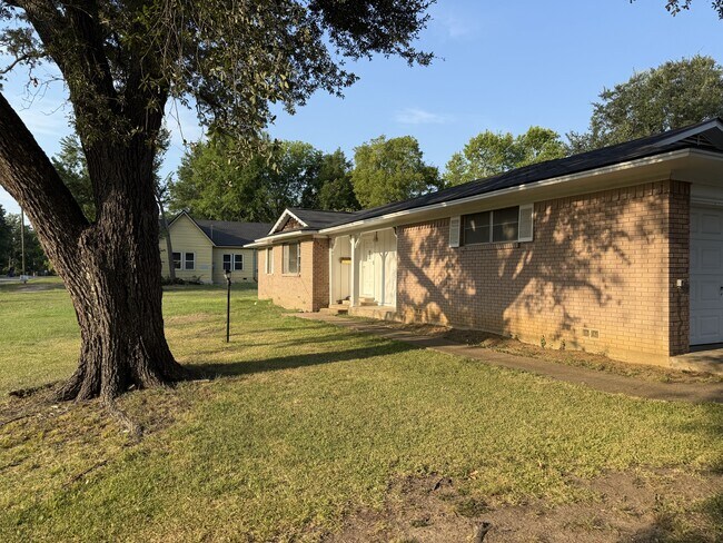 Photo - 915 N Spring St