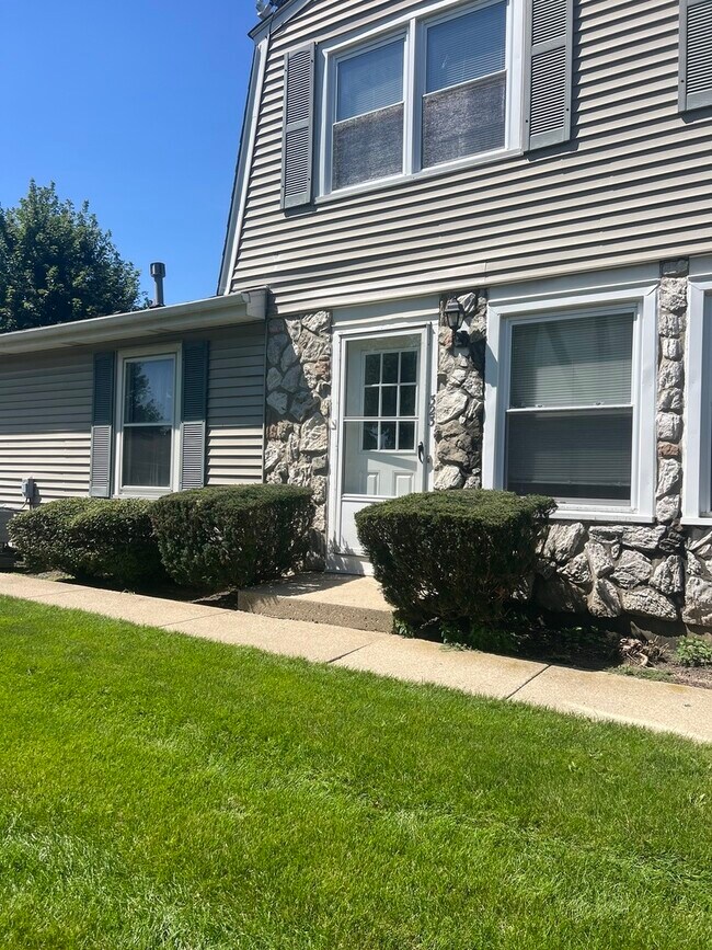 Photo - 323 Meadow Ct