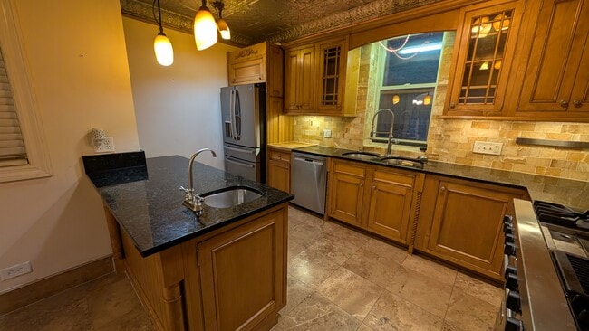 Chef's Kitchen! - 4219 N Paulina St Unit 1G