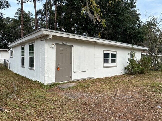 Building Photo - NEWLY RENOVATED 3 bed/2 bath!