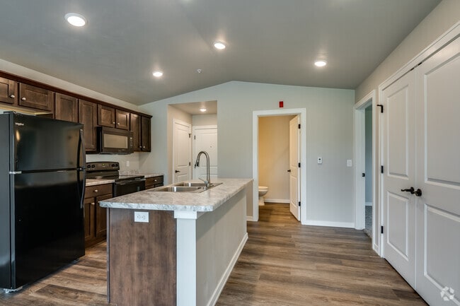 2BR, 2BA - 929SF - Kitchen