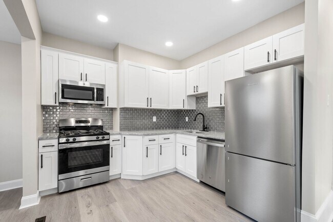 Building Photo - Stunning 2 bedroom home in North Side available Feb 1!