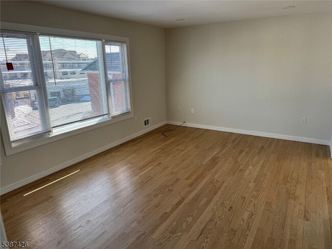 Photo - 261 Schuyler Ave