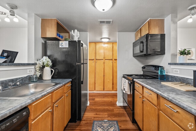 4BR, 4BA - 1,200SF - Kitchen - The Social SMTX®