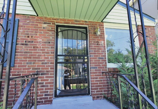 Photo - 3 bd/1 bth w/fenced yard. Close to all thi...