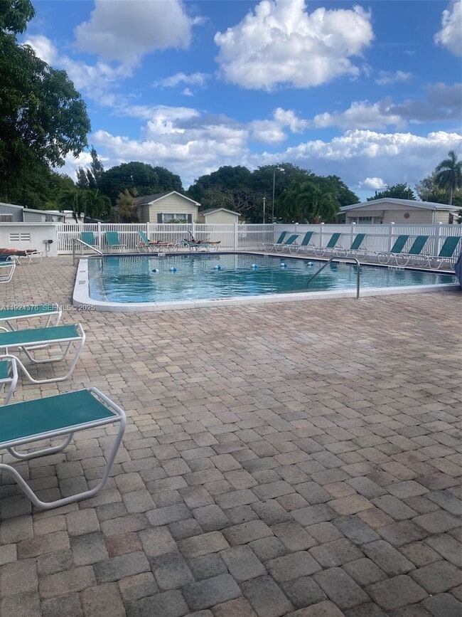 Photo - 310 NE 45th Pl