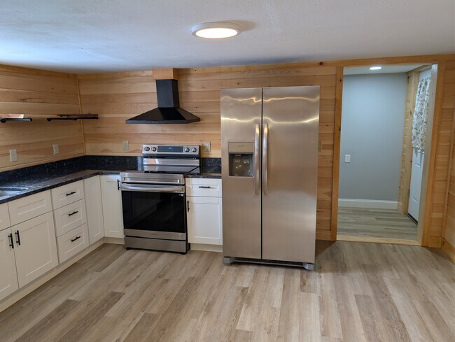 Stainless Appliances / Granite Countertops - 2213 Western Ave Unit C