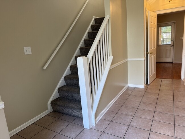 Photo - 1323 Hampshire Dr