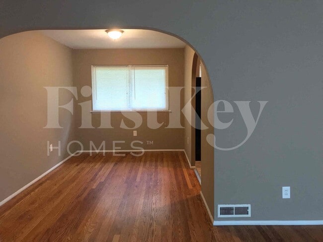 Photo - 910 Claver Ln
