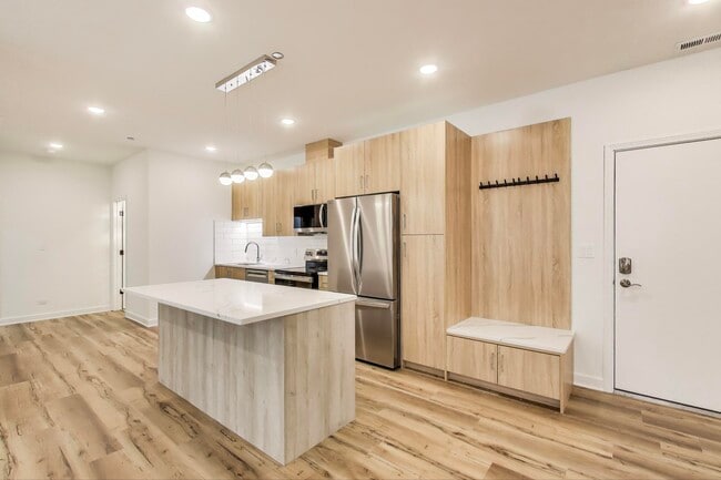 Building Photo - 5126 S Kenwood Ave Rental