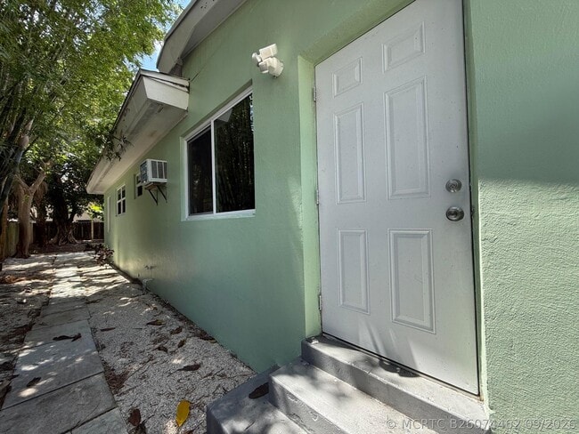 Photo - 902 SE 12th St