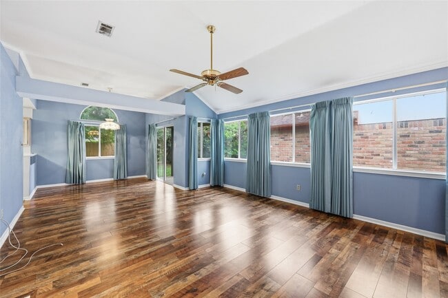 Photo - 955 Green Meadow St