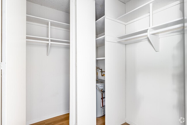 Studio -unit 353-475 SF - Closet