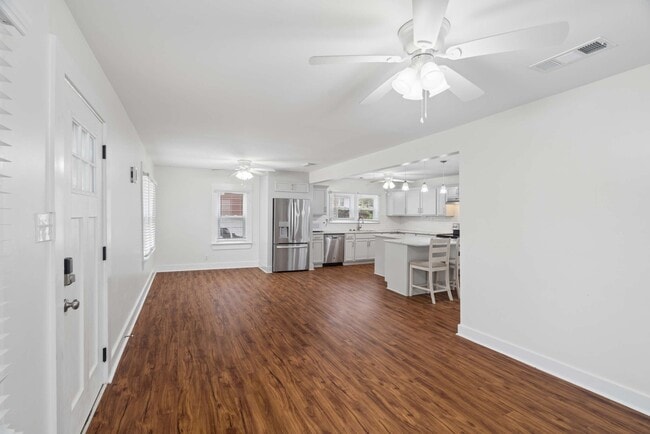 Photo - 205 Raymond St
