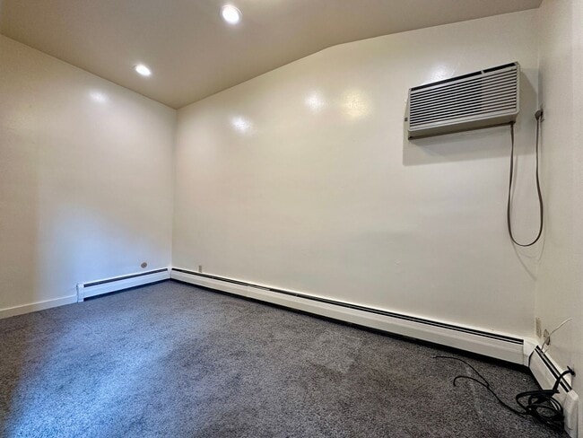 Photo - Affordable Studio on Meyran Avenue! Great ... Unit 3D