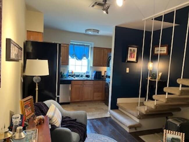 Photo - 301 Seattle St