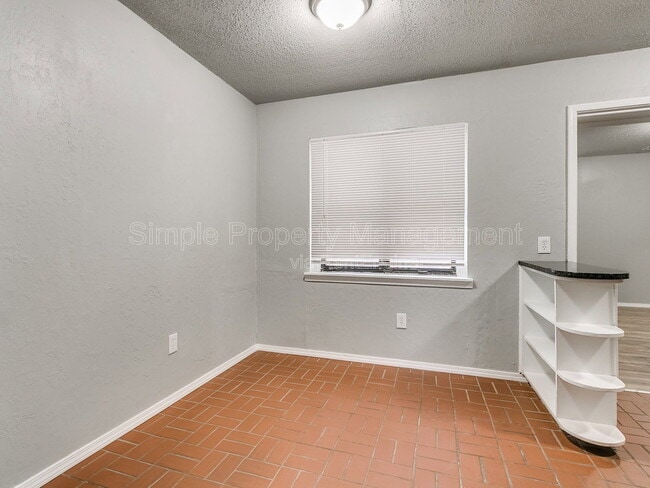 Photo - 409 E Hill Dr