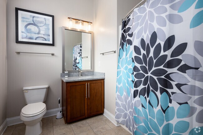 2BR, 2BA - 1044SF - Primary Bathroom