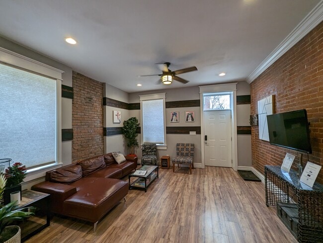 Building Photo - 2842 Lemp Ave Unit 2842 Rental