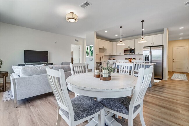 Photo - 160 School St